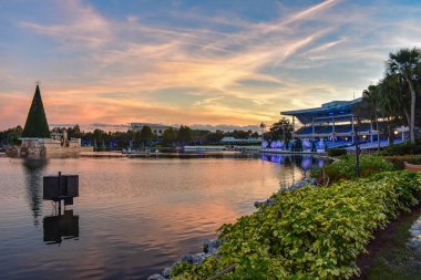 Orlando, Florida. 25 Aralık 2018. Bayside Stadyumu 'nun kısmi manzarası ve Seaworld Gölü' ndeki Noel ağacı.