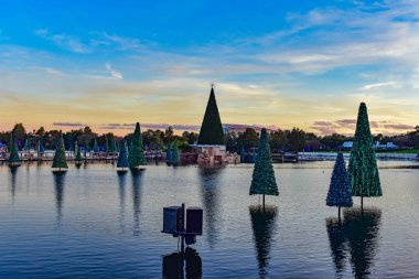 Orlando, Florida. 25 Aralık 2018. Seaworld 'deki Yedi Deniz Gölü üzerindeki Noel Ağaçlarının panoramik manzarası.
