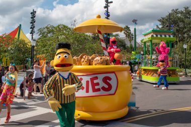 Orlando, Florida. 24 Ekim 2019. Seaworld 1 'deki Susam Sokağı Parti Geçidi' nde Bert dans ediyor.