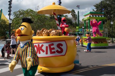 Orlando, Florida. 24 Ekim 2019. Bert Seaworld 2 'deki Susam Sokağı Parti Geçidi' nde dans ediyor.