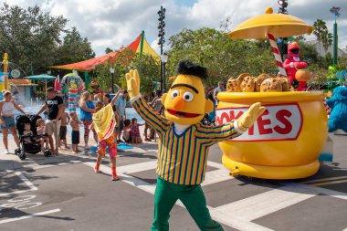 Orlando, Florida. 24 Ekim 2019. Bert Seaworld 3 'teki Susam Sokağı Parti Geçidi' nde dans ediyor.