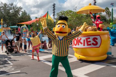 Orlando, Florida. 24 Ekim 2019. Bert Seaworld 4 'teki Susam Sokağı Parti Geçidi' nde dans ediyor..