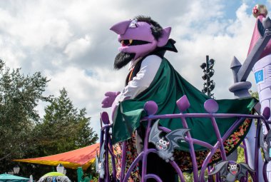 Orlando, Florida. 24 Ekim 2019. Kont Von Count Seaworld 3 'teki Susam Sokağı Parti Geçidi' nde.
