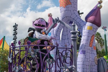 Orlando, Florida. 24 Ekim 2019. Kont Von Kont Seaworld 2 'deki Susam Sokağı Parti Geçidi' nde