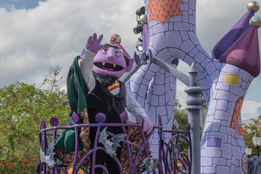 Orlando, Florida. 24 Ekim 2019. Kont Von Count Seaworld 8 'deki Susam Sokağı Parti Geçidi' nde.