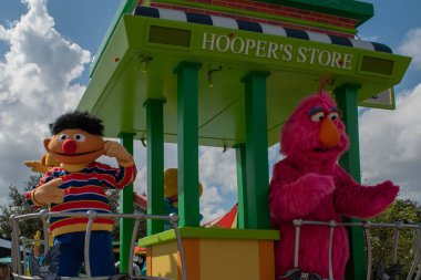 Orlando, Florida. 24 Ekim 2019. Ernie ve Telly Monster Seaworld 1 'deki Susam Sokağı Parti Geçidi' nde.