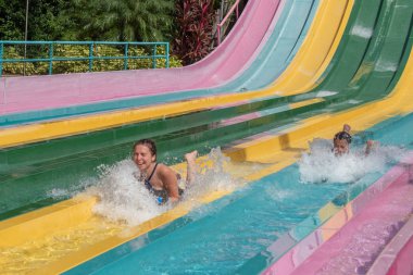 Orlando, Florida. 24 Ekim 2019. İnsanlar Aquatica 17 'de harika Taumata Yarışçısı' nın keyfini çıkarıyorlar.