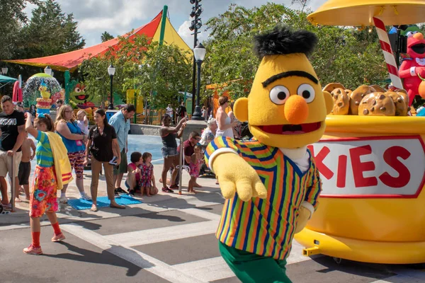 Orlando Florydzie Października 2019 Bert Tańczy Paradzie Sezamkowej Seaworld — Zdjęcie stockowe