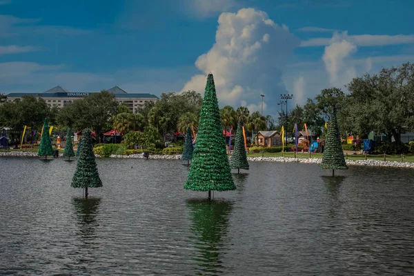 Orlando Florida October 2019 Christmas Trees Lake Halloween Decoration Seaworld — Stock Photo, Image