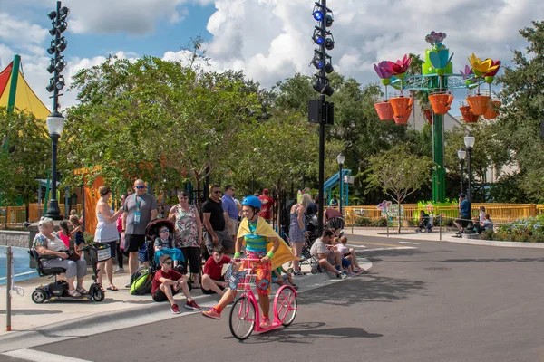 Orlando Florida October 2019 Girl Riding Colorful Bicycles Sesame Street — Stock Photo, Image