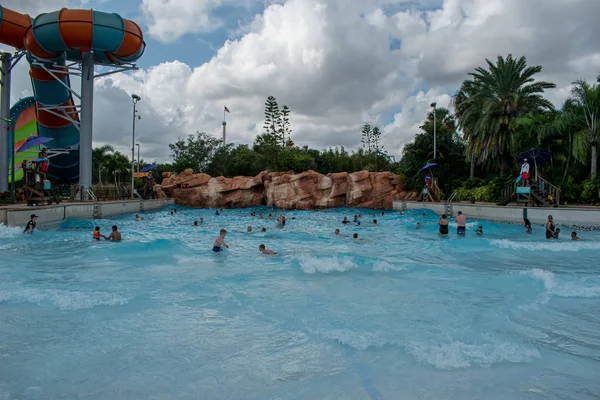 Orlando Florida Outubro 2019 Pessoas Desfrutando Piscina Com Ondas Aquatica — Fotografia de Stock