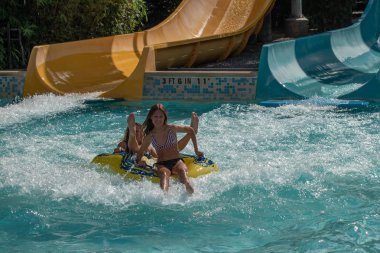 Orlando, Florida. 24 Ekim 2019. İnsanlar Aquatica 22 'de Omaka Rocka' nın tadını çıkarıyor.