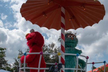 Orlando, Florida. 24 Ekim 2019. Rosita ve Elmo Seaworld 3 'teki Susam Sokağı Parti Geçidi' nde