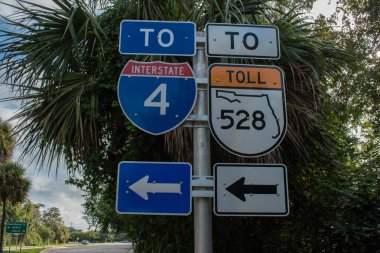 Orlando, Florida. 25 Ekim 2019. Interstate 4 ve 528 numaralı otoban işaretlerinin en üst görüntüsü.