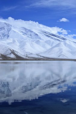 Karakul lake and pamir mountains in Xinjiang, Karakorum highway, China clipart