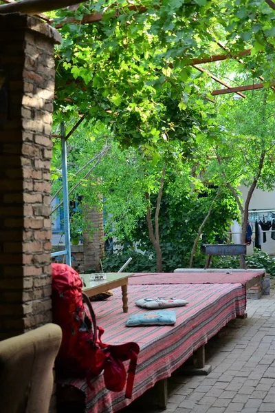 Mochila en el patio trasero en Turpan Xinjiang Grape Valley — Foto de Stock