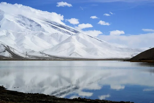 Karakul jeziora i pamir gór w Xinjiang, Karakorum highway, Chiny — Zdjęcie stockowe