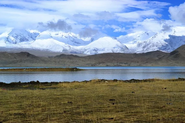 Karakul jeziora i pamir gór w Xinjiang, Karakorum highway, Chiny — Zdjęcie stockowe