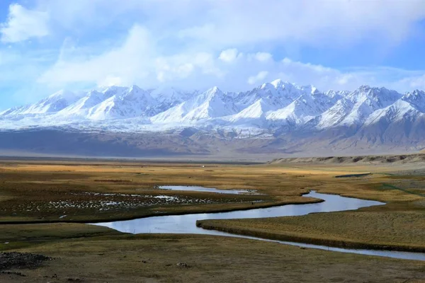 Piękne złote łąki z rzeki w Taxkorgan śniegiem pokryte górami, Xinjiang, Chiny — Zdjęcie stockowe