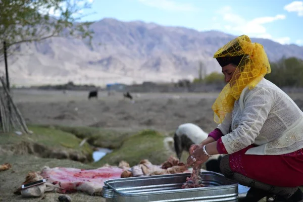 Stock image Tajik wedding in Tashkurgan, slaughtering animals for the feast - Xinjiang, China