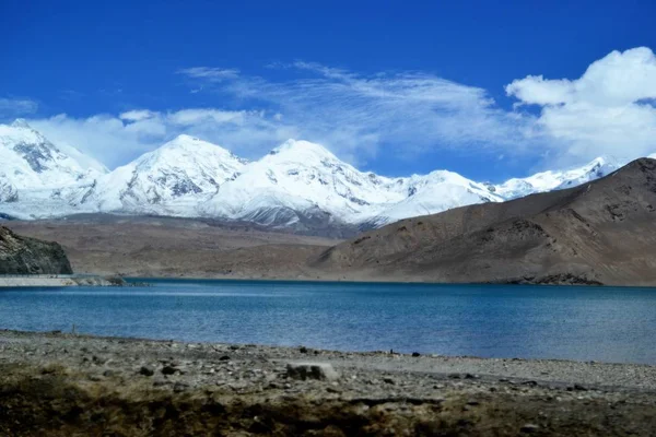 Karakul jeziora i pamir gór w Xinjiang, Karakorum highway, Chiny — Zdjęcie stockowe
