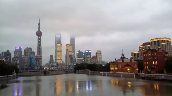 Shanghai, China Stadtsilhouette am Huangpu Fluss. — Stockfoto