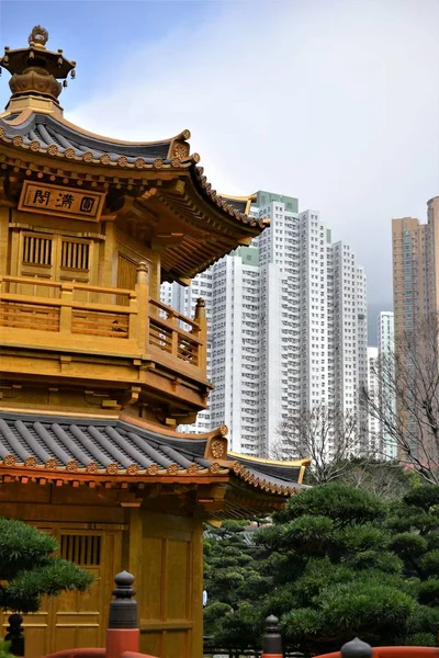 Gouden paviljoen met wolkenkrabbers in Nan Lian Tuin, Hong Kong — Stockfoto