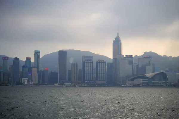 Mglisty Hong Kongu na port Victorias od nabrzeża Tsim Sha Tsui — Zdjęcie stockowe