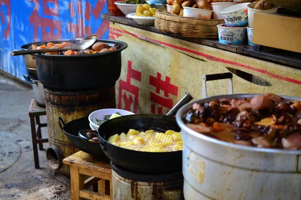 Mercado de Zhongyi Shichang, na cidade velha de Lijiang, mercado chinês tradicional, Yunnan, CHINA — Fotografia de Stock