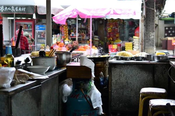 Zhongyi Market Shichang, in Lijiang Old town, traditional chinese market, Yunnan, CHINA — Stock Photo, Image