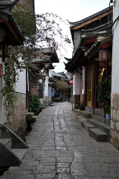 Gränd och gator i gamla staden Lijiang, Yunnan, Kina med traditionell kinesisk arkitektur — Stockfoto