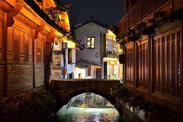 Alley and streets in Old town of Lijiang, Yunnan, China com arquitetura tradicional chinesa — Fotografia de Stock