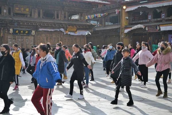 Chicas tibetanas chinas bailando en el casco antiguo Shangri La, Xianggelila, Yunnan, China —  Fotos de Stock