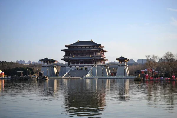 Datang furong garden con edifici tradizionali cinesi della dinastia Tang a Xian, Shaanxi, Cina — Foto Stock