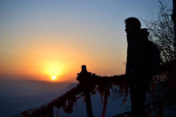 Мужской силуэт смотреть красивый восход солнца на Новый год на горе Хуашань, Шэньси, Китай — стоковое фото