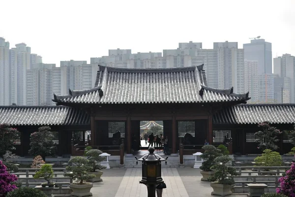 Chinese tempel met wolkenkrabbers in Nan Lian Tuin, Hong Kong — Stockfoto