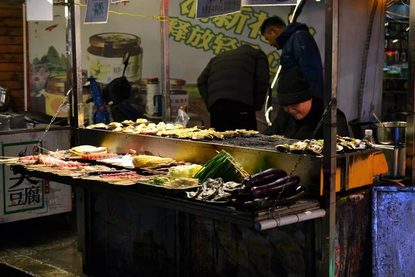 Yangshuo West Street på natten, kinesisk mat och nattliv, nattmarknad, Guilin, Guangxi, Kina — Stockfoto