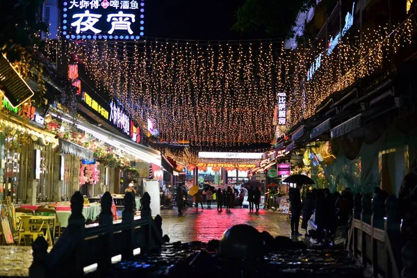 Yangshuo West Street à noite, comida chinesa e vida noturna, mercado noturno, Guilin, Guangxi, China — Fotografia de Stock
