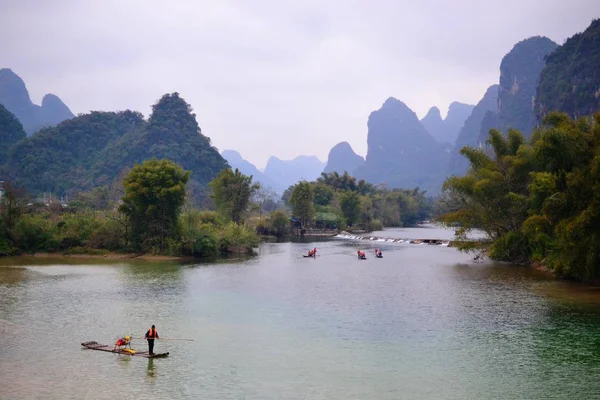 Rafting en bambou dans la rivière Li Guilin, rivière Yulong Yangshuo, Guangxi CHINE — Photo
