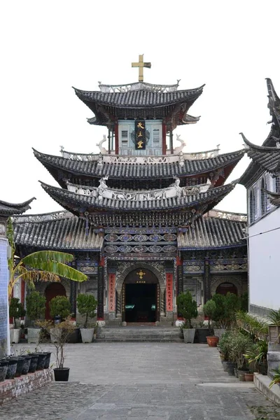 Kościół katolicki w chińskim tradycyjnym stylu architektury, w Dali, Yunnan, Chiny — Zdjęcie stockowe