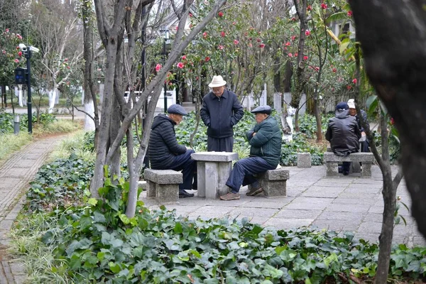 Dali, Yunnan, Çin - sokak ve Parklar, tapınaklar, geleneksel Çin mimarisi ve hayat eski şehir — Stok fotoğraf