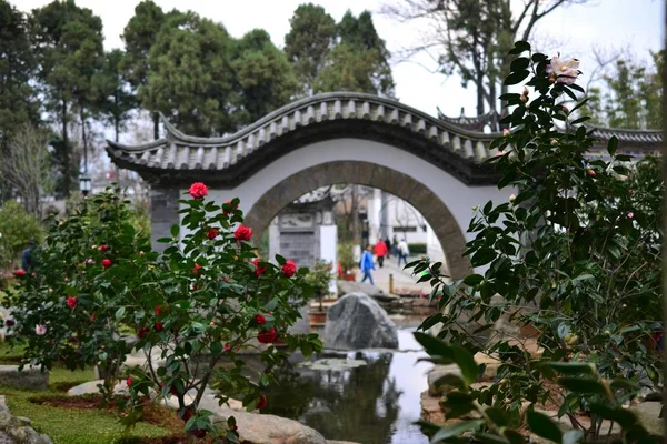 Oude stad van Dali, Yunnan, China - uitzicht op de straat en parken, tempels, traditionele chinese architectuur en leven — Stockfoto