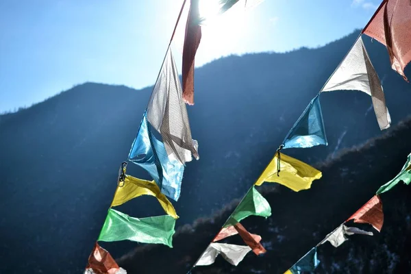 Bandeiras budistas coloridas nas montanhas Shika Snow em Shangri La, Zhongdian, Xianggelila, Yunan, China . — Fotografia de Stock