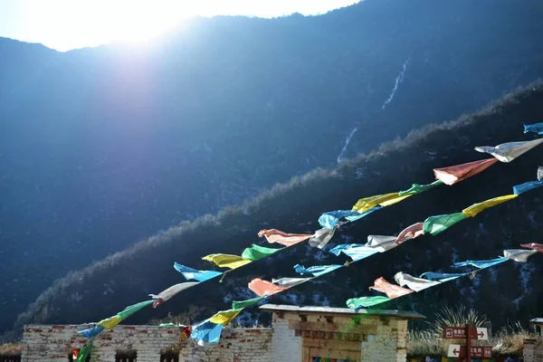 Colorful buddhist flags at Shika Snow mountains in Shangri La, Zhongdian, Xianggelila, Yunan, China. — Stock Photo, Image
