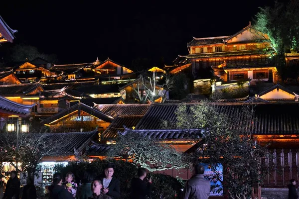 Geceleri çatı üstleri geleneksel Çin mimarisi ile eski town Lijiang, Yunnan, Çin — Stok fotoğraf