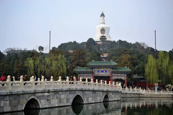 Ponte e lago a Pechino Pechino, CINA — Foto Stock