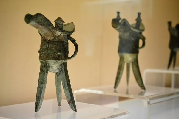 Цзюэ - Китайский бронзовый ритуальный тренога винный сосуд в Шанхайском музее древний артефакт Китай — стоковое фото