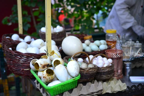 Œufs d'oie, cuisine chinoise, spécialités ouïghoures du Xinjiang au marché nocturne de Kashgar — Photo