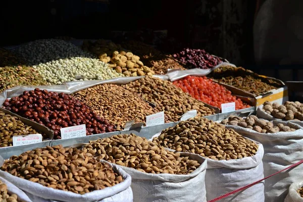 Frutos secos y frutos secos, comida china, delicias uigur de Xinjiang en el mercado nocturno de Kashgar — Foto de Stock