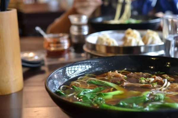 Βοείου κρέατος μανέστρα σούπα, niuroumian, κινέζικα εδέσματα, κινέζικο φαγητό — Φωτογραφία Αρχείου
